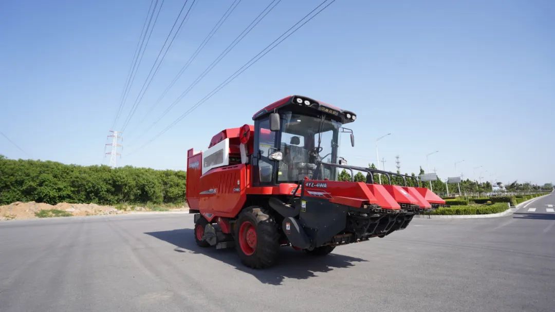 保定用戶于立賓:日均作業(yè)100畝 “致富利器”中聯(lián)收獲玉米機 930-3.jpg