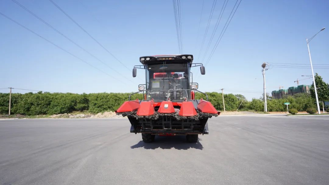 保定用戶于立賓:日均作業(yè)100畝 “致富利器”中聯(lián)收獲玉米機 930-4.jpg