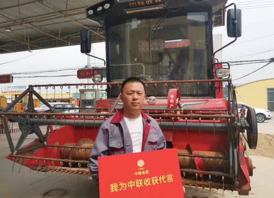 有三臺挖掘機的董老板為何轉(zhuǎn)型開收割機？收的都是現(xiàn)錢！(圖1)